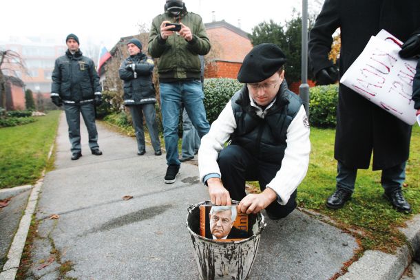 Knjige zažigajo tudi v demokraciji. Na fotografiji poskus zažiga biografije Milana Kučana, ki ga takrat, zgodil se je leta 2015, politika ni soglasno obsodila. Molčal je tudi Borut Pahor.