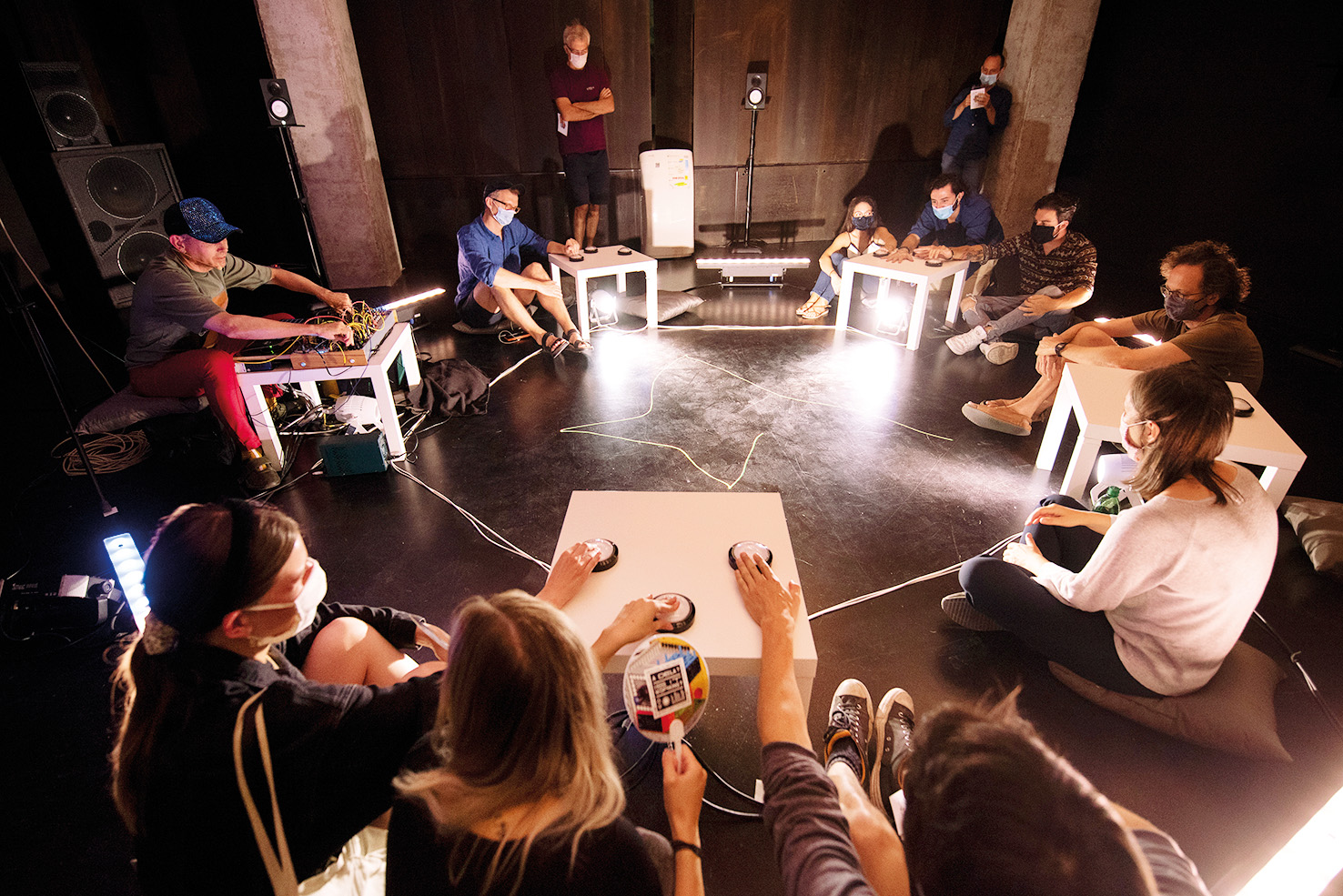 Marko Ciciliani: RAVE séance, multimedijski performans, Festival A dela?, Osmo/za, LJ | Katja Goljat