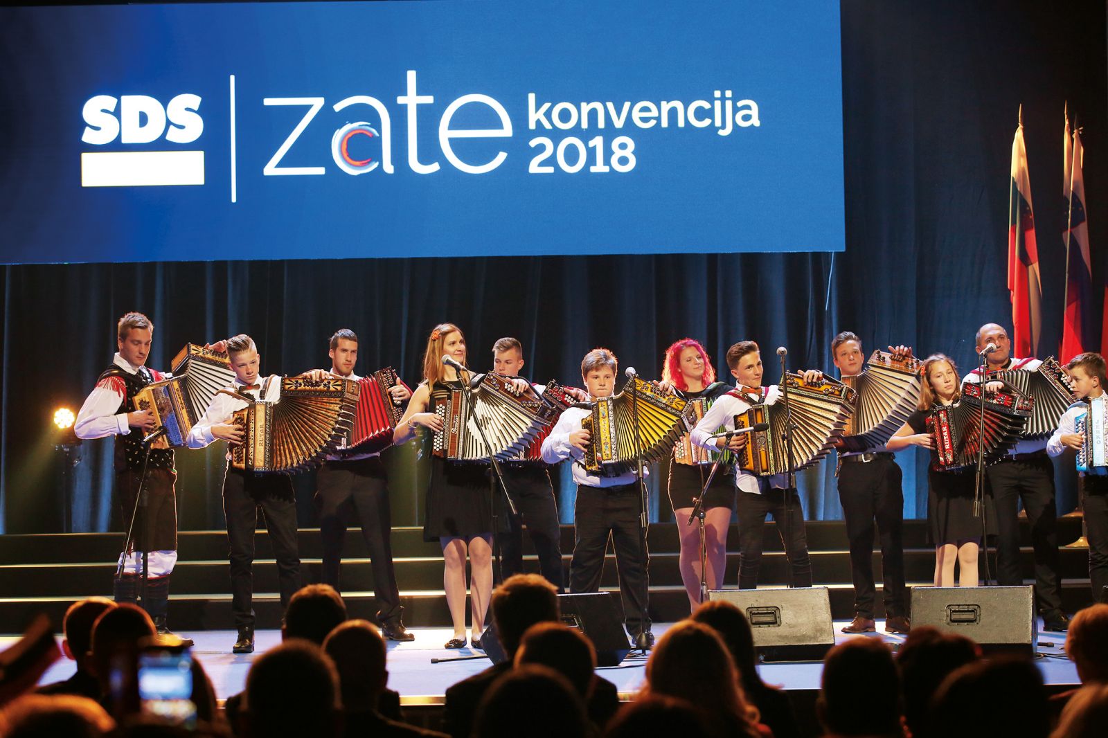 Geslo konvencije SDS leta 2018 je bilo »SDS zate«. Očitno je šlo za nesporazum, SDS dela predvsem zase.