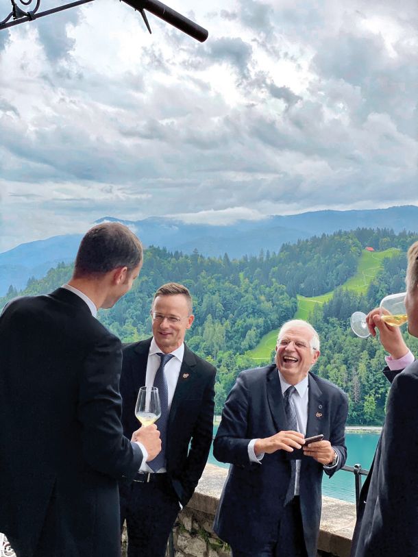 Zunanji minister Anže Logar je na Bledu gostil zunanje ministre držav Nove Evrope. Ponovno se je srečal z madžarskim zunanjim ministrom Pétrom Szijjártóm in razglasil, da se je Slovenija končno mednarodno uveljavila. 