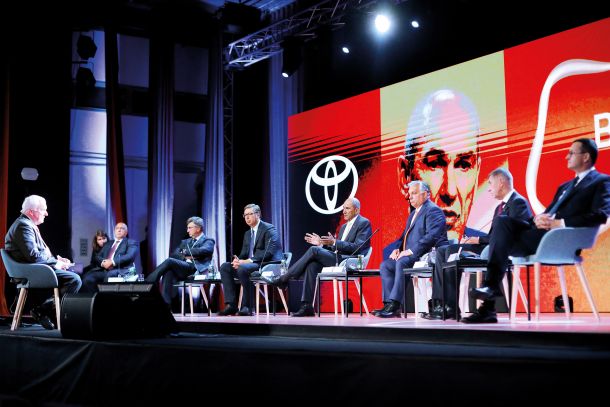 Voditelji Nove Evrope na Blejskem strateškem forumu: Moderator, bivši novinar Nik Gowing, je z njimi govoril predvsem o spoštovanju načel EU, kar mnogim ni bilo všeč. »Mi smo borci za svobodo, vi niste,« mu je na koncu zabrusil Orbán. 