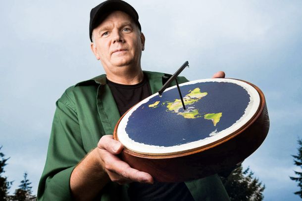 Mark Sargent z modelom ploščate Zemlje
