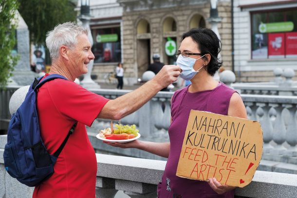 Miša Gams: Nahrani kulturnika; performans na Tromostovju v Ljubljani 