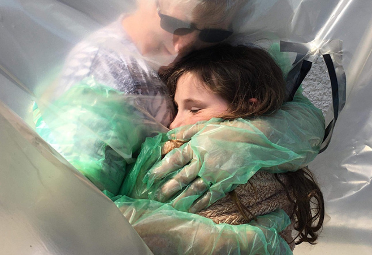 Dolgo pričakovani objem. Stara mama je bila od svojih vnukov ločena tri mesece, zato so jih naredili opravo za objemanje, da bi lahko obnovila fizične stike s svojimi najdražjimi.