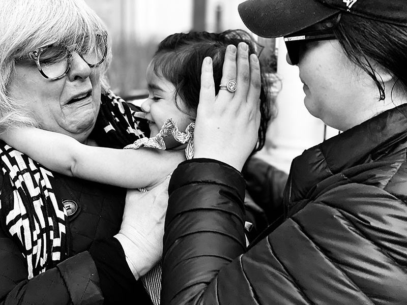 Objokana vnukinja v objemu babice, potem ko je izvedela, da je dedek umrl | Roni Liyanage