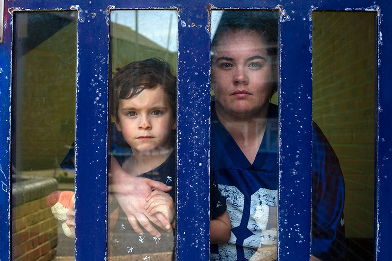 Mati in sin med zaustavitvijo javnega življenja v svojem stanovanju | Zak Waters