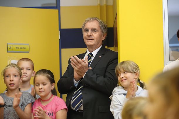 Minister Hojs na prvi šolski dan v Škofji Loki: Kam je izginila zaščitna maska? 