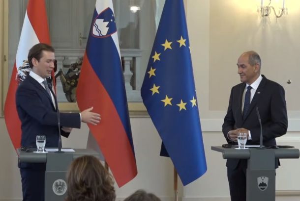 Avstrijski kanlcer Sebastian Kurz in slovenski premier Janez Janša na novinarski konferenci med srečanjem v Sloveniji 