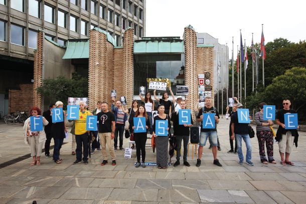 Protest v podporo žvižgaču Julianu Assangeu, september 2020