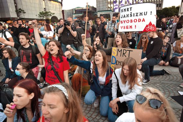 Transparent »Smrt Janšizmu! Svoboda vsem« po mnenju tožilstva ne izraža kaznivega dejanja grožnje 