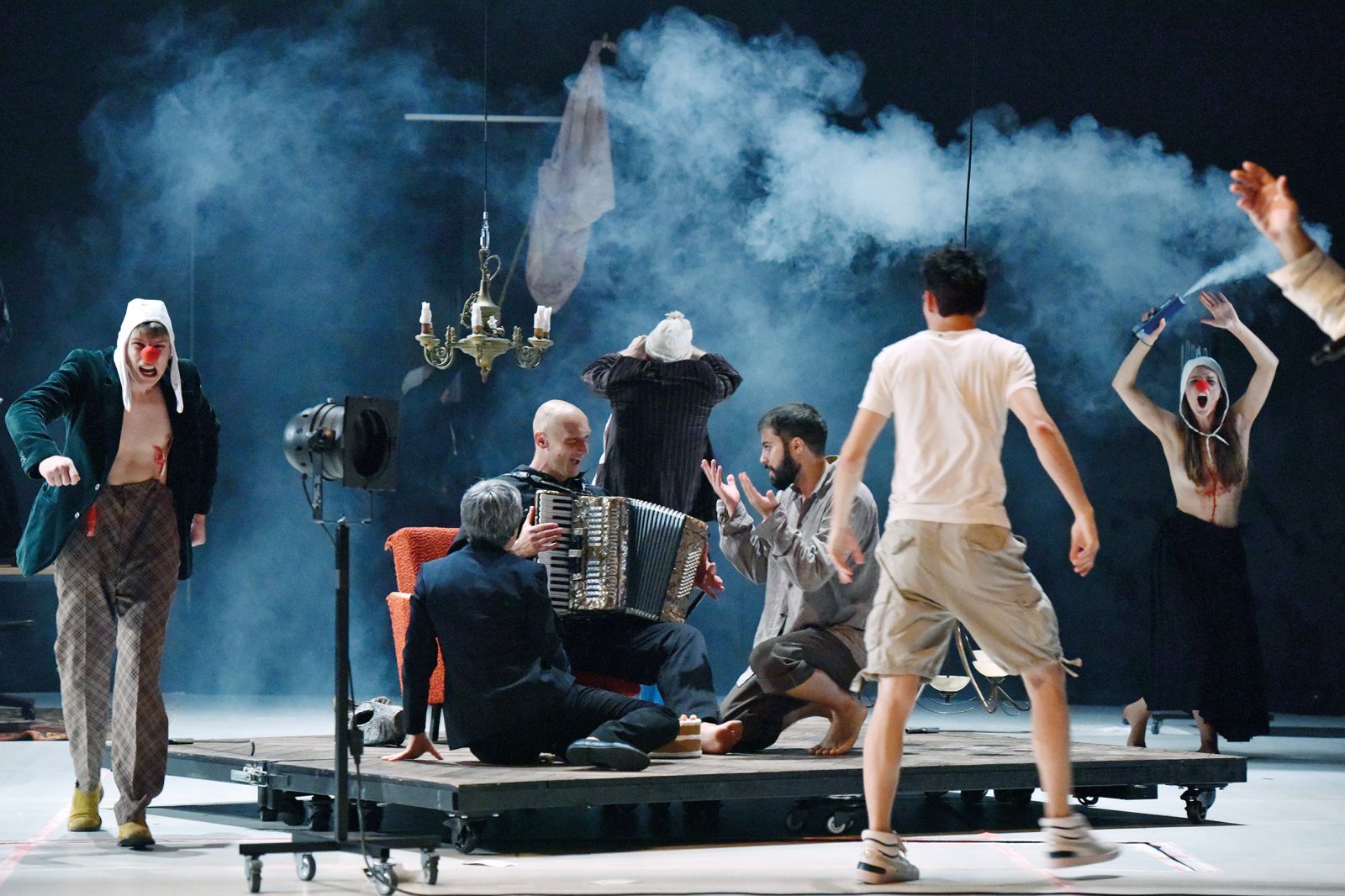 Ob režiserki Nini Rajić Kranjac je novo moč v osrednjo gledališko institucijo prinesla tudi izjemna mlada ekipa igralcev (Nejc Cijan Garlatti, Benjamin Krnetić in Timon Šturbej) ter igralke (Nataša Keser, k. g.), ki so ob starejših, izurjenih kolegicah in kolegih poskrbeli za prepričljivo, iskreno in svežo igro.