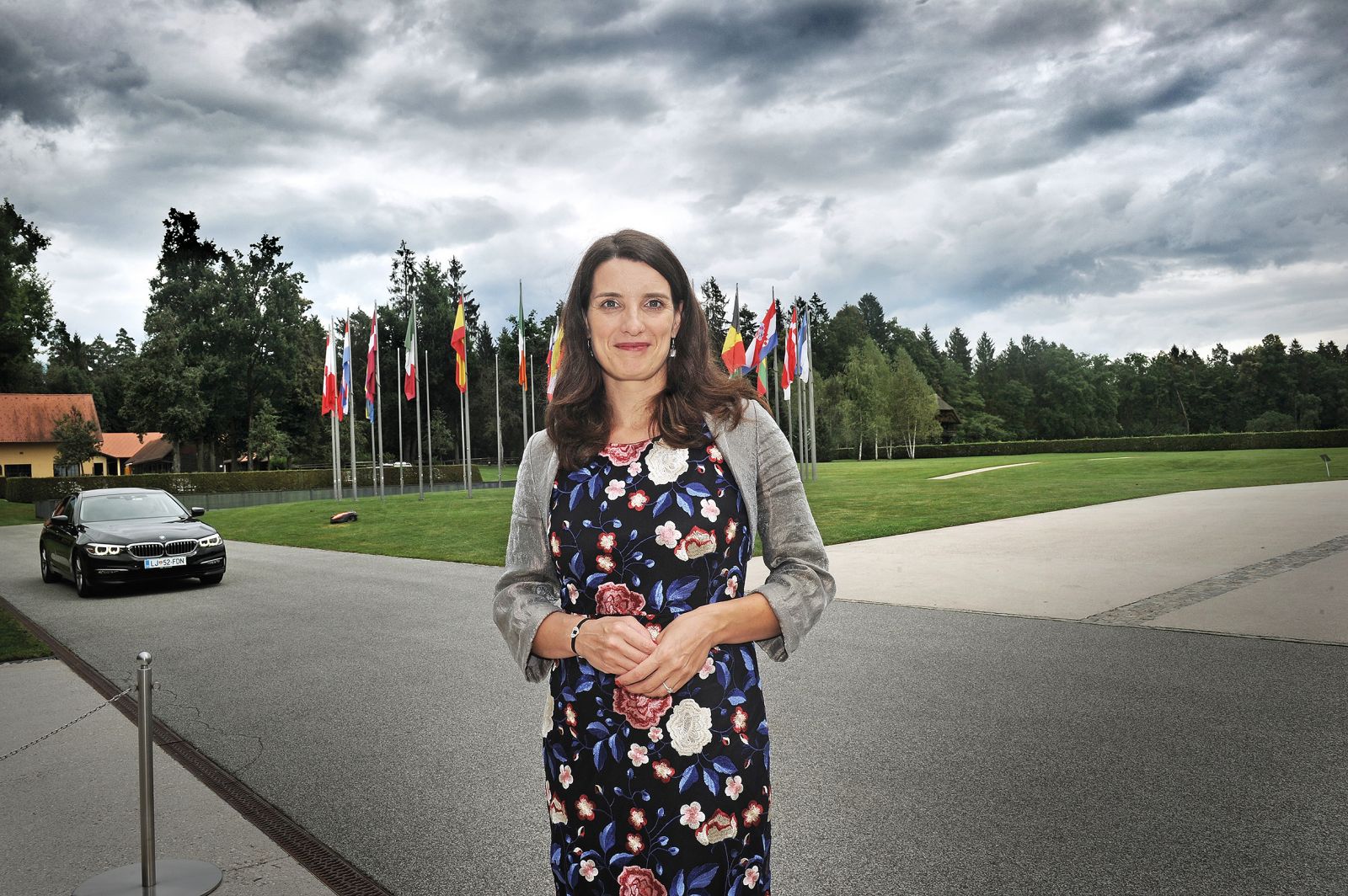 Ministrica Simona Kustec trdi, da so ji blizu vsi otroci, to ji seveda verjamemo, a romskim bi vzela otroški dodatek