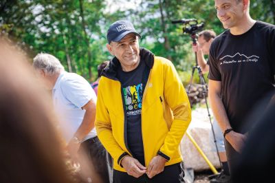Janez se je z lahkoto povzpel na Okrešelj v majici evropske prestolnice kulture Maribor 2012. Pa naj še kdo reče, da nima posluha za kulturo, in to tako, bolj odštekano. / Foto: profil predsednika vlade na Twitterju