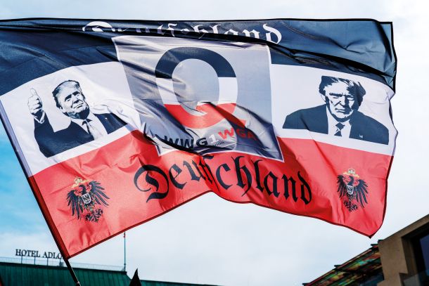 QAnon kot trumpifikacija nemške skrajne desnice na demonstracijah proti zaščitnim epidemiološkim ukrepom v Berlinu