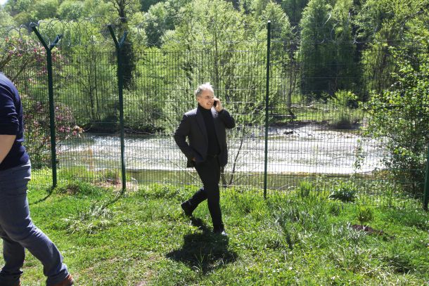 Veliki domoljub: če zna poskrbeti zase, bo znal poskrbeti tudi za domovino. (Na fotografiji Aleš Hojs ob meji na reki Kolpi) 