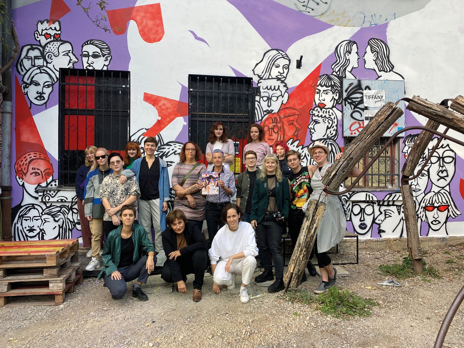 Kolektiv Festivala Lezbična četrt pred muralom na Metelkovi | Kolektiv Lezbična četrt