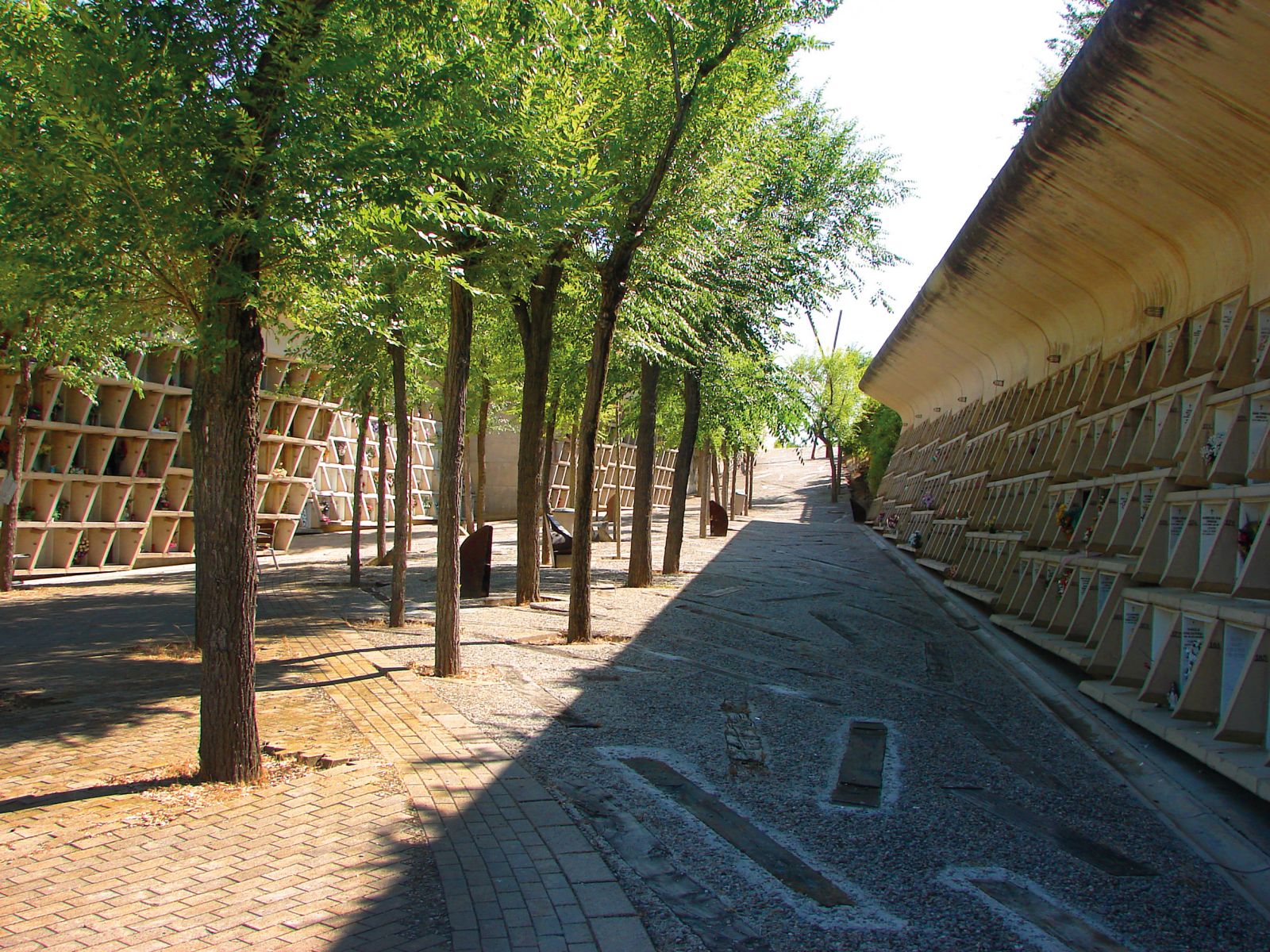 V katalonskem mestecu Igualada je urejeno eno od najbolj poetično oblikovanih sodobnih pokopališč. Osrednja pot skozenj je potopljena v teren, kot simbolna vrnitev v zemljo, vzdolž nje pa se vrstijo grobne niše z organsko oblikovanimi pročelji iz betonskih prefabrikatov.