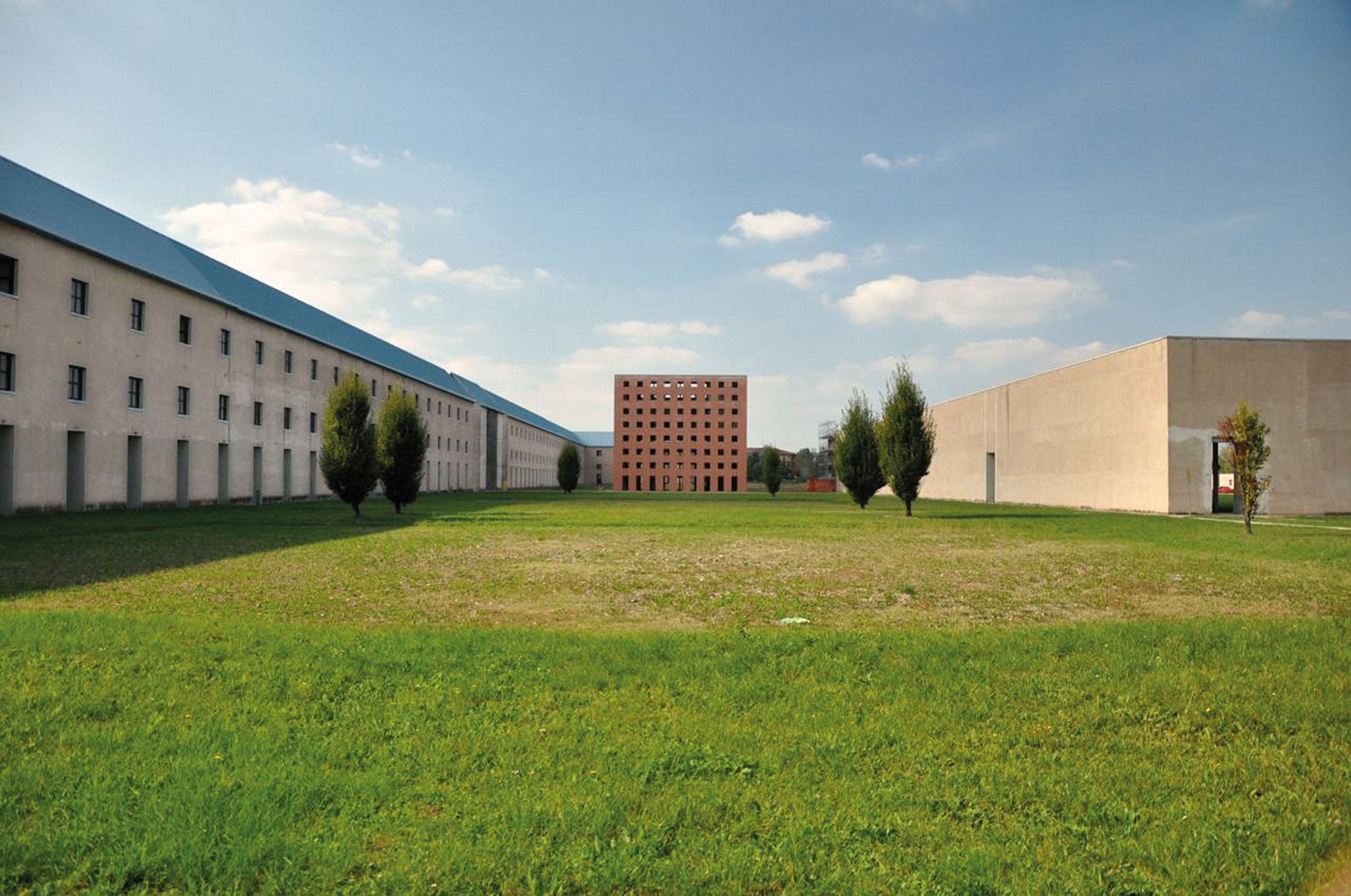 Na obrobju Modene v Italiji stoji San Cataldo, eno od najbolj nenavadnih pokopališč, ki ga je načrtoval znani arhitekt postmodernega obdobja Aldo Rossi. V tlorisni zasnovi in gabaritih posnema sosednje klasicistično pokopališče, a je povsem brez ornamenta ali celo kakršnekoli reliefne obdelave. V sredini kompozicije stoji abstraktna kocka z mrežo kvadratnih oken. Likovni izraz širših množic bržkone ni očaral, a njegova grozljivo banalna brezizraznost subtilno prikliče občutje soočenja s smrtjo.