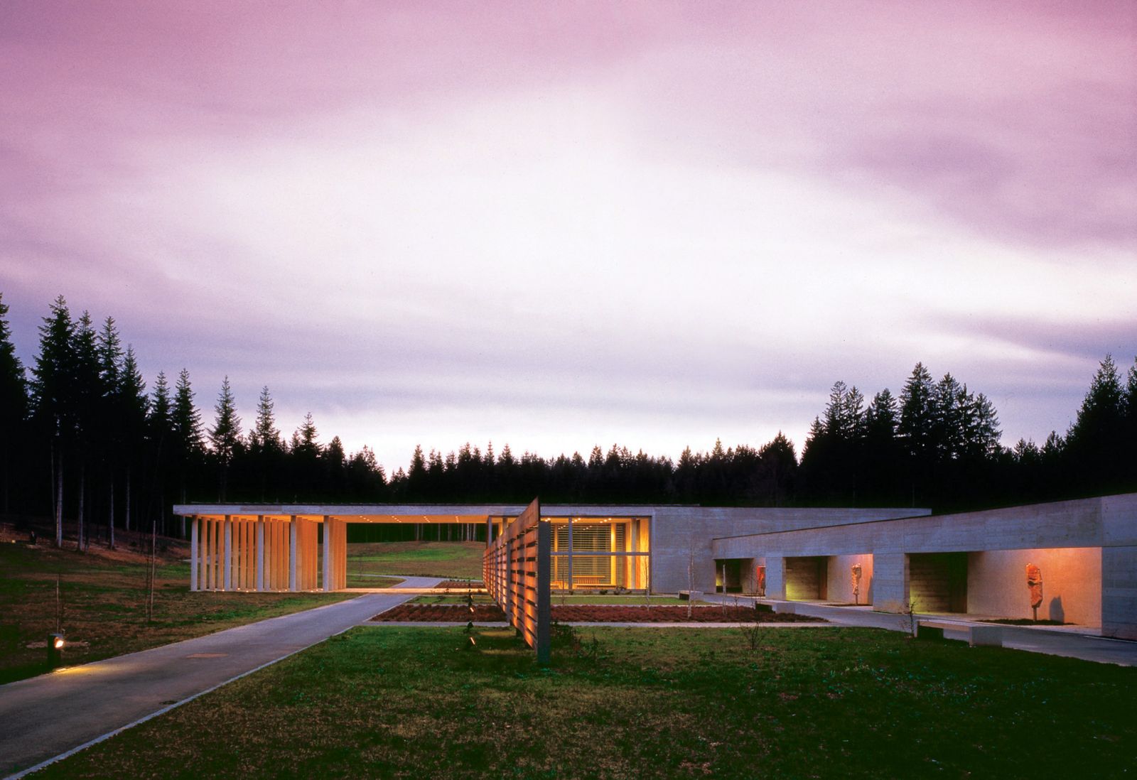 V Srebrničah pri Novem mestu je bil urejen pri nas dotlej neznan tip gozdnega pokopališča in pokopališča na travniku, kjer so grobovi označeni le s preprostimi nagrobniki. Racionalno oblikovan poslovilni objekt deluje kot kontrast mehkim naravnim oblikam.