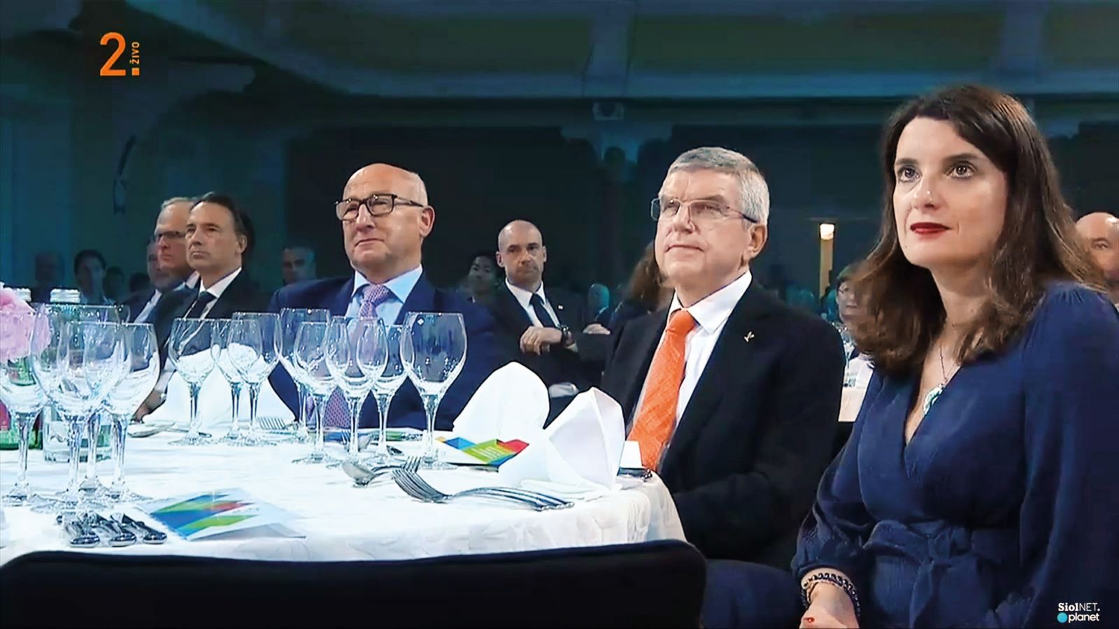 Ministrica za izobraževanje Simona Kustec na dobrodelni prireditvi Olimpijskega komiteja Slovenije. Ker na njej ni nosila maske (ne ona ne kdo drug), se je opravičila, odstopiti pa ne misli.