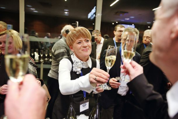 Veselje Aleksandre Pivec po zmagi na volilnem kongresu stranke DeSUS