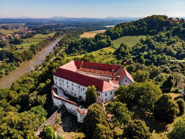 Grad Cmurek je opomin, kako smo desetletja ravnali z ranljivimi. S prodajo bi bila njegova prihodnost negotova. 