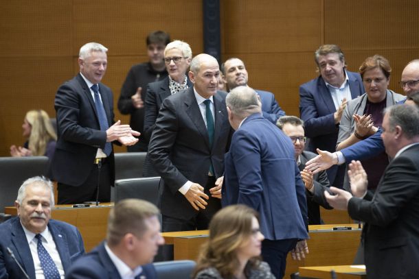 Premier Janez Janša v krogu svojih strankarskih podpornikov