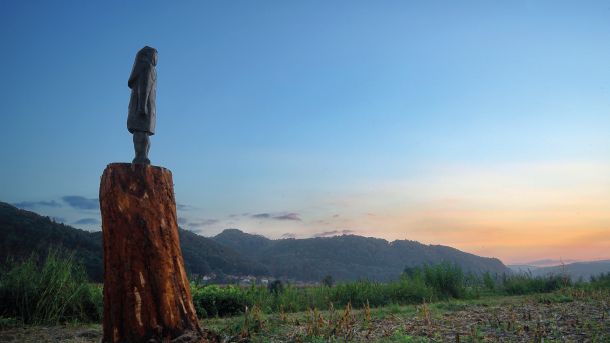 Bronasta replika lesene skulpture Melanie Trump, Rožno, Sevnica 