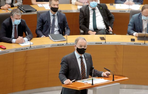 Notranji minister Aleš Hojs je interpelacijo prestal brez večjih pretresov. Še največ težav mu je povzročila maska.