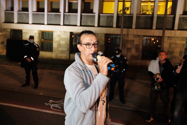 Žvižgač Ivan Gale – fotografija je nastala na petkovih protestih – je napovedal, da bo v prihodnje »politično aktiven«. 