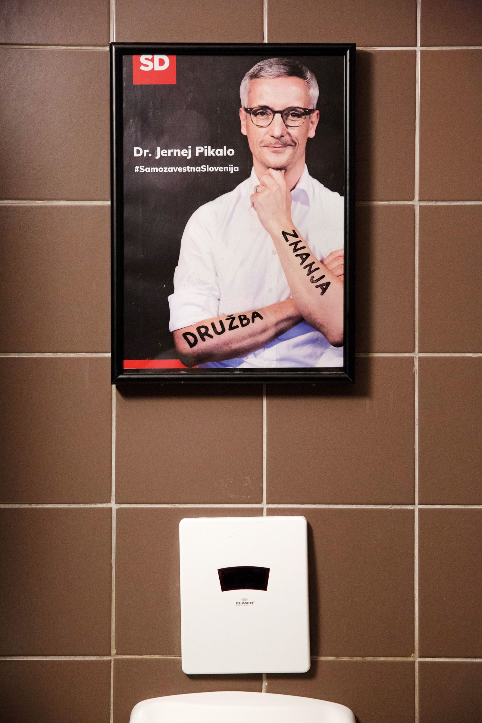 Predvolilna propaganda v toaletnih prostorih gostinskih lokalov bodočega ministra za šolstvo Jerneja Pikala leta 2018