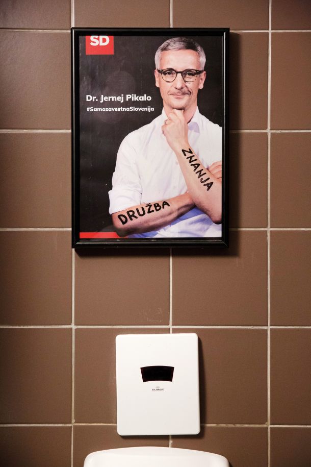 Predvolilna propaganda v toaletnih prostorih gostinskih lokalov bodočega ministra za šolstvo Jerneja Pikala leta 2018 