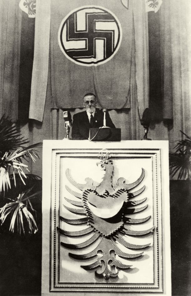 General Leon Rupnik govori na protikomunističnem zborovanju v Unionski dvorani, Ljubljana, 24. september 1944