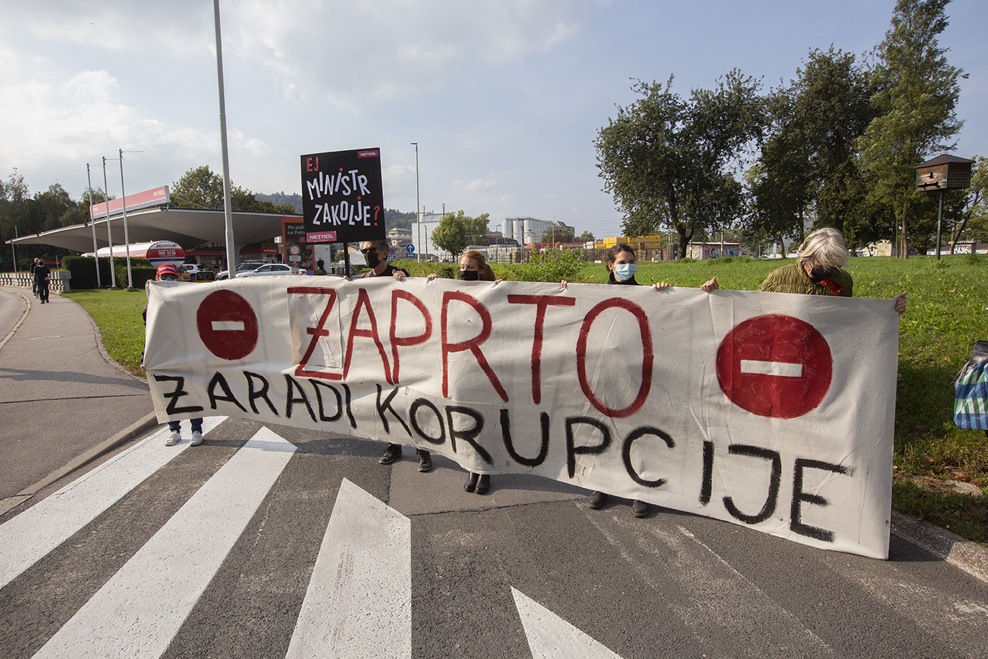 FOTOGALERIJA: Protest na bencinski črpalki zaradi ministrovega nakupa delnic Petrola