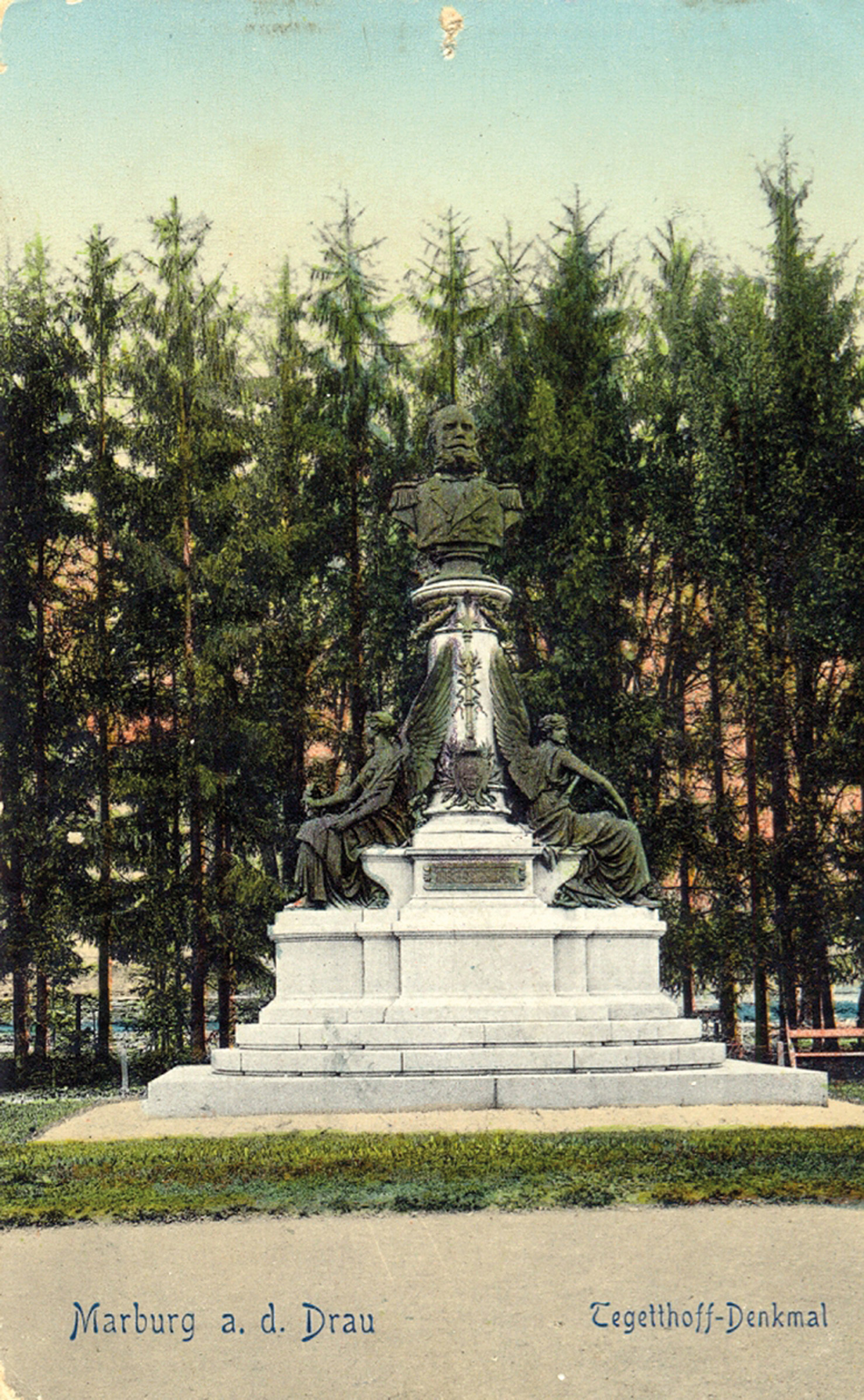 Razglednica, na kateri je upodobljen spomenik Wilhelmu von Tegetthoffu; odstranjen je bil leta 1918, v Mariboru pa se pojavljajo pobude, naj se vsaj v prirejeni obliki vrne v mesto.