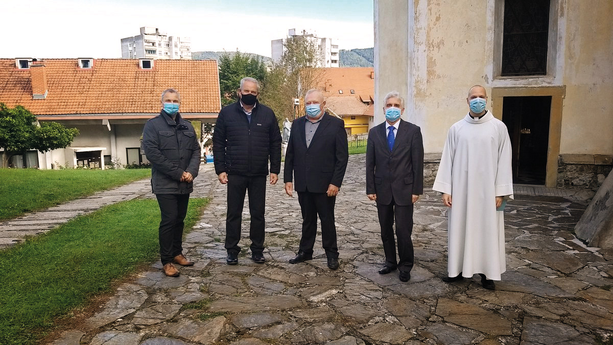 Udeleženci maše pred velenjsko cerkvijo