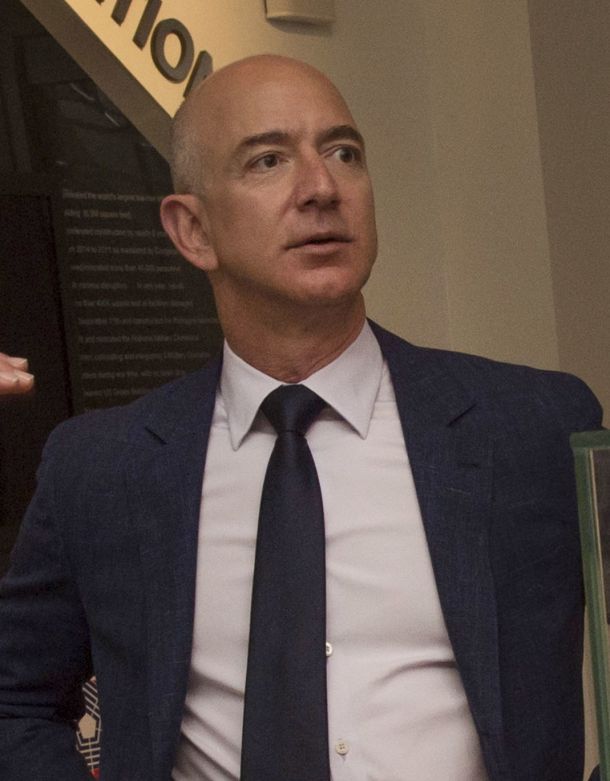 Jeff Bezos, ustanovitelj, lastnik in direktor Amazona; njegovo premoženje je vredno več kot 200 milijard dolarjev