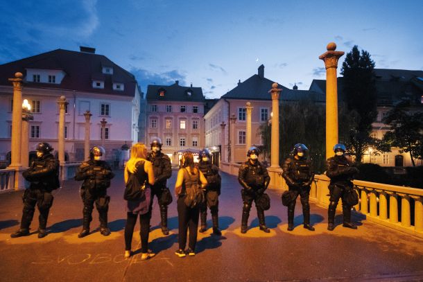 a potrebe proslave od Dnevu državnosti, na kateri se je kameram nastavljal politični vrh, je policija za javnost zaprla pol starega mestnega jedra v Ljubljani.