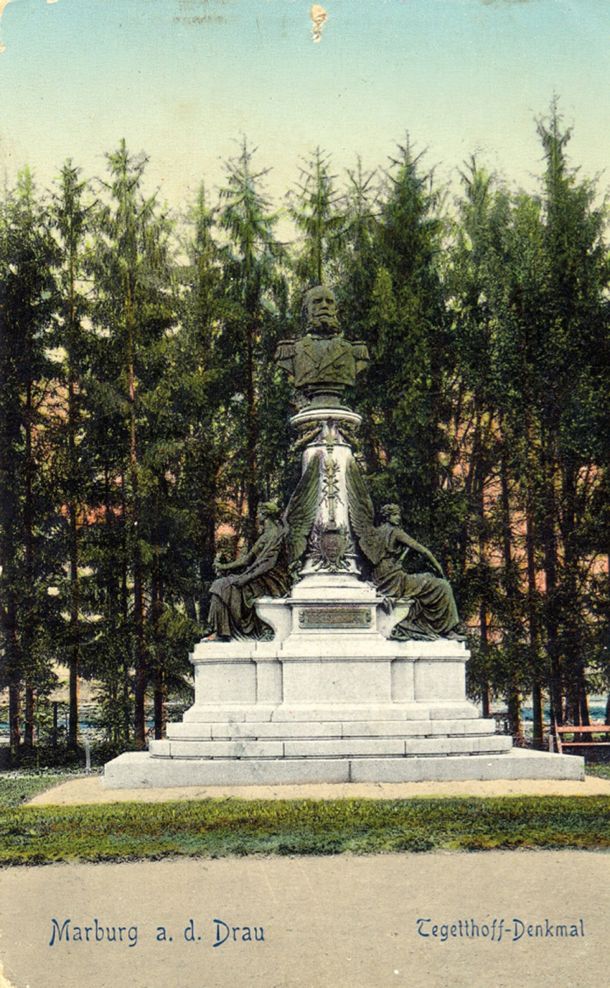Razglednica, na kateri je upodobljen spomenik Wilhelmu von Tegetthoffu; odstranjen je bil leta 1918, v Mariboru pa se pojavljajo pobude, naj se vsaj v prirejeni obliki vrne v mesto. 