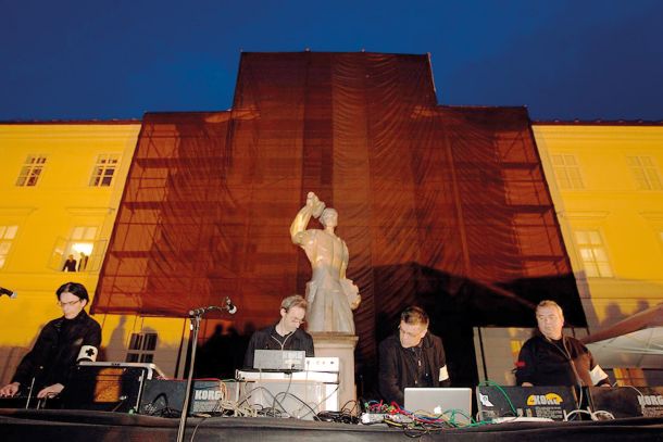   Sodobna raba starih simbolov: koncert skupine Laibach, kjer na podstavku, na katerem je nekoč stal spomenik Radetzkemu, stoji podoba delavca. 