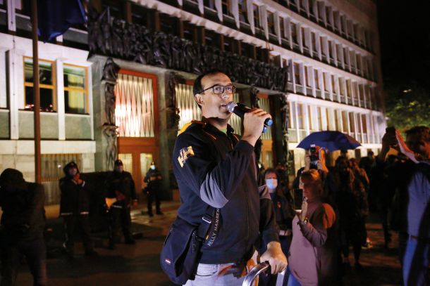 Žvižgač in preganjani uradnik Ivan Gale na zadnjem petkovem protestu pred parlamentom 