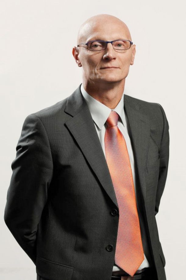 Nadzorni svet Slovenskega državnega holdinga je ta teden za novega predsednika uprave imenoval Janeza Žlaka, trenutno izvršnega direktorja za področje energetike in okolja v Petrolu. V SDH so nadzorniki novega vodjo sicer iskali prek neodvisne kadrovske agencije Trenkwalder, ta je k sreči našla primernega kandidata blizu stranki SDS. Žlaka je leta 2015 SDS poskušala (neuspešno) spraviti na položaj direktorja Zdravstvenega doma Trbovlje.