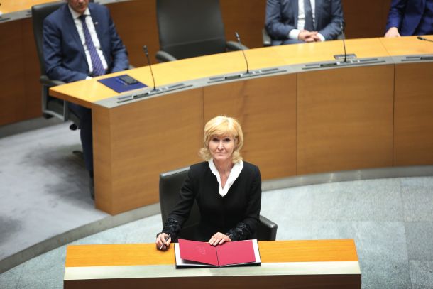 Ko je pred dnevi evropska komisija v Slovenijo poslala osnutek poročila, h kateremu naj bi država dala pripombe, pristojna pravosodna ministrica Lilijana Kozlovič (SMC) v besedilo sploh ni imela vpogleda, saj so ga na zunanjem ministrstvu zaklenili v varno sobo. 