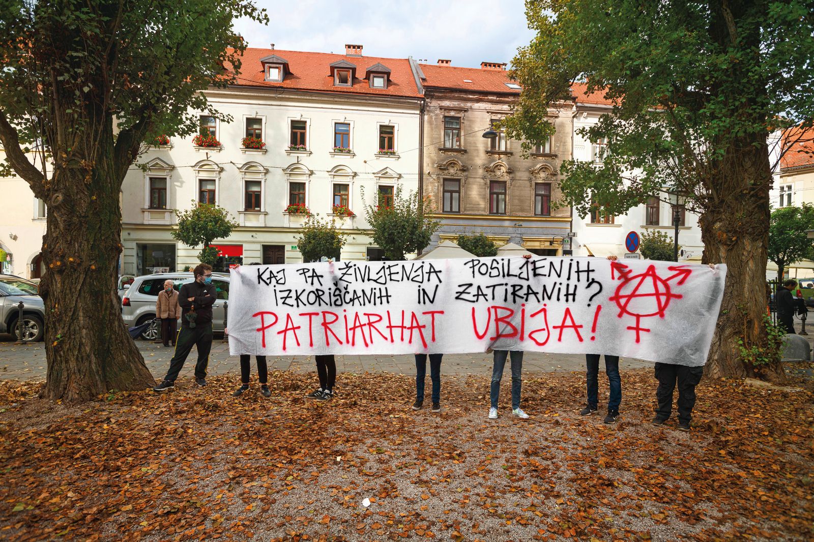 Skupinica anarhističnih aktivistk in aktivistov je predstavljala protiutež pro-liferjem. Požrli so marsikatero provokacijo in žaljivko, ker menijo, da lahko ženska svobodno izbira, kaj bo počela s svojim telesom. 