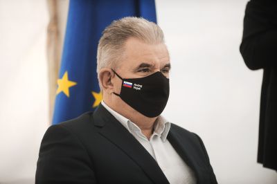 Maska pred šampanjcem: model Petting