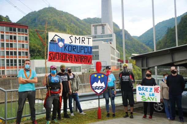 Protest nasprotnikov gradnje novih hidroelektrarn pod vodstvom nevladne organizacije Balkan River Defence, ki se bori za ohranitev prosto tekočih rek in za katero hidroelektrarne ne pomenijo trajnostnega vira energije, temveč uničujoč poseg v naravno okolje.