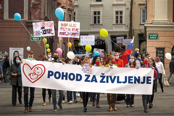Shoda nasprotnikov splava se je udeležilo okoli 400 ljudi. To je le začetek, napovedujejo organizatorji, ki se zgledujejo po ameriških ultrakonservativnih gibanjih. Medtem pa število abortusov v Sloveniji vztrajno upada. 