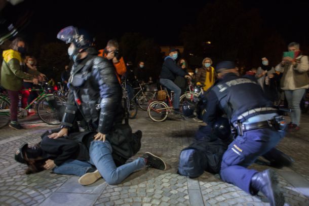 Policijsko nasilje na petkovem protivladem protestui 