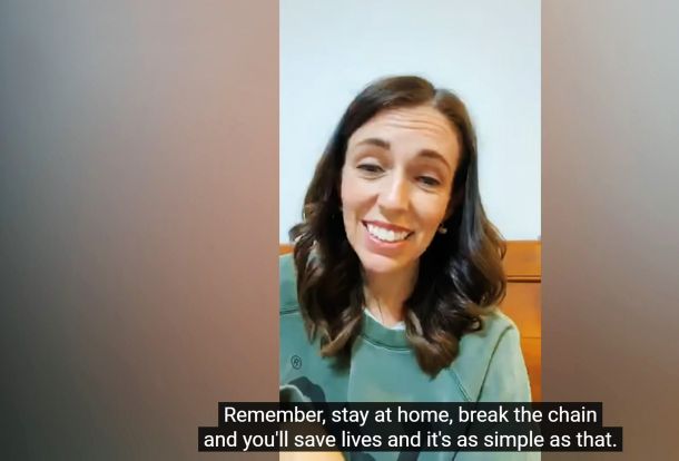 Premierka Nove Zelandije Jacinda Ardern je sredi razglašene epidemije državljane nagovorila kar v trenirki iz svoje dnevne sobe. Njeni pozivi, da je treba ostati doma in s tem prekiniti verigo okužb, saj to rešuje življenja, so naleteli na pozitiven odziv državljanov. Ni jih strašila; njen govor je bil sočuten in ohrabrujoč.