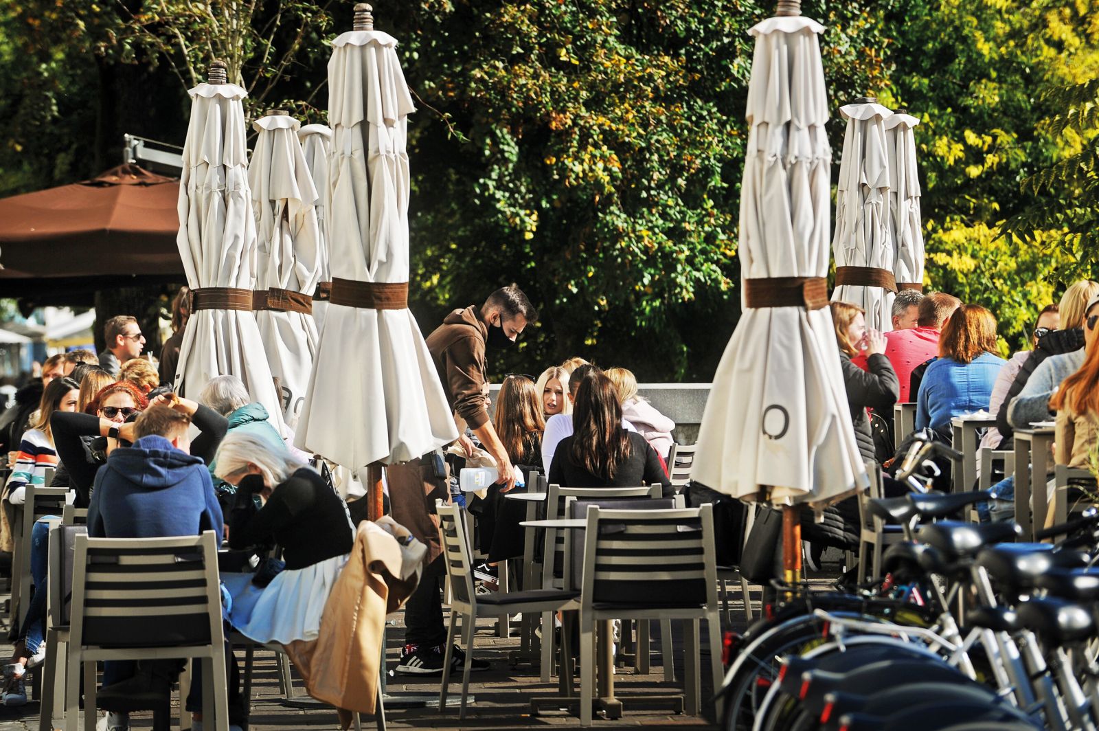 Mladi in gostinci bodo spet najbolj na udaru. Kje so tisti časi, ko so prepevali Lepo je v naši domovini biti mlad?